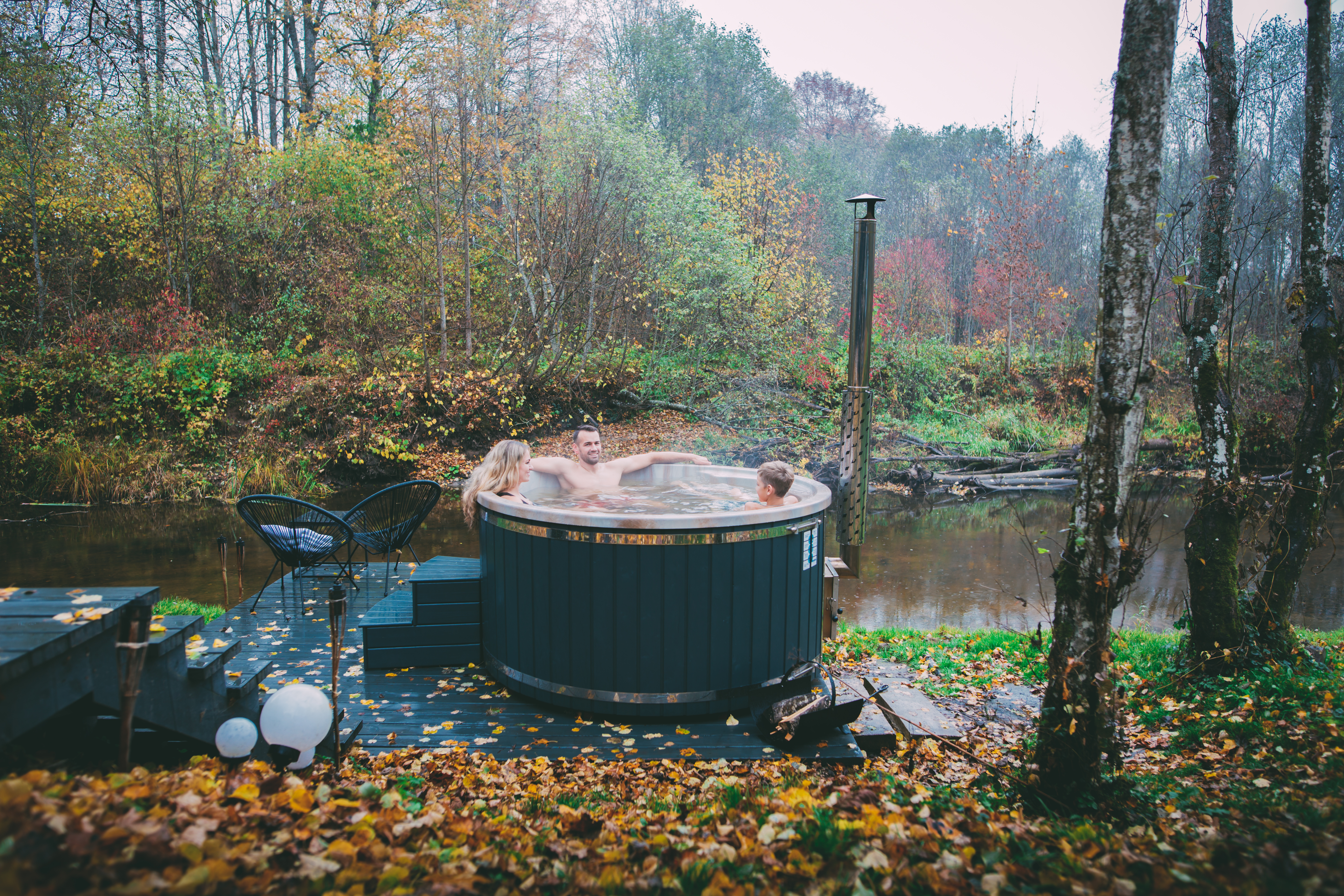 Hot Tub Whirlpool XXL mit Holzofen Minavida CRUISE Pool mit Ofen ökologisch Heizen inkl. LED, Hydromassagedüsen Massagefunktionen Thermoholz 4 Personen