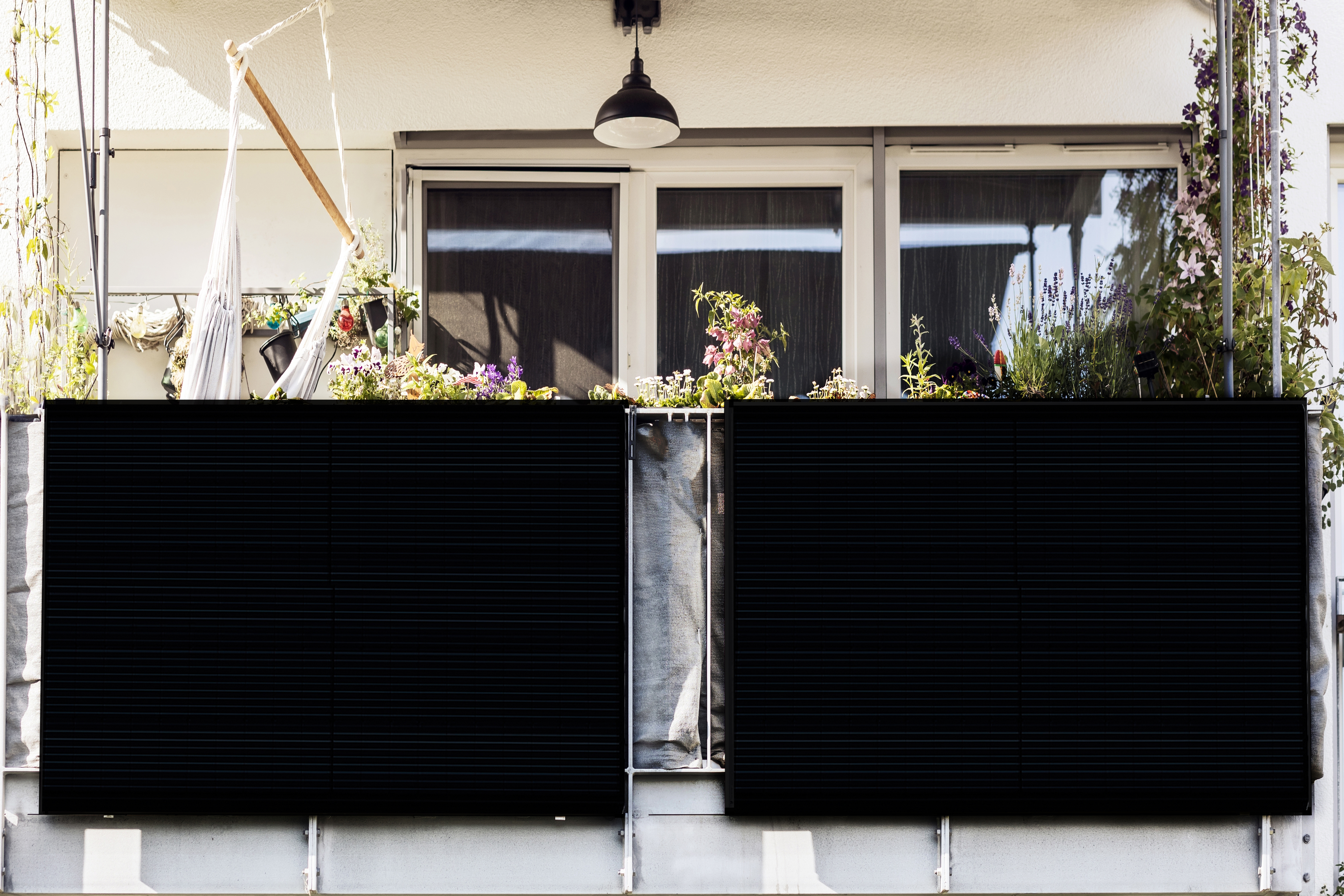 Balkonkraftwerk BKW Full Black 395Wp / 600W Komplett Set Solarpaket Plug & Play WiFi Mikrowechselrichter MC4 Solarpanel