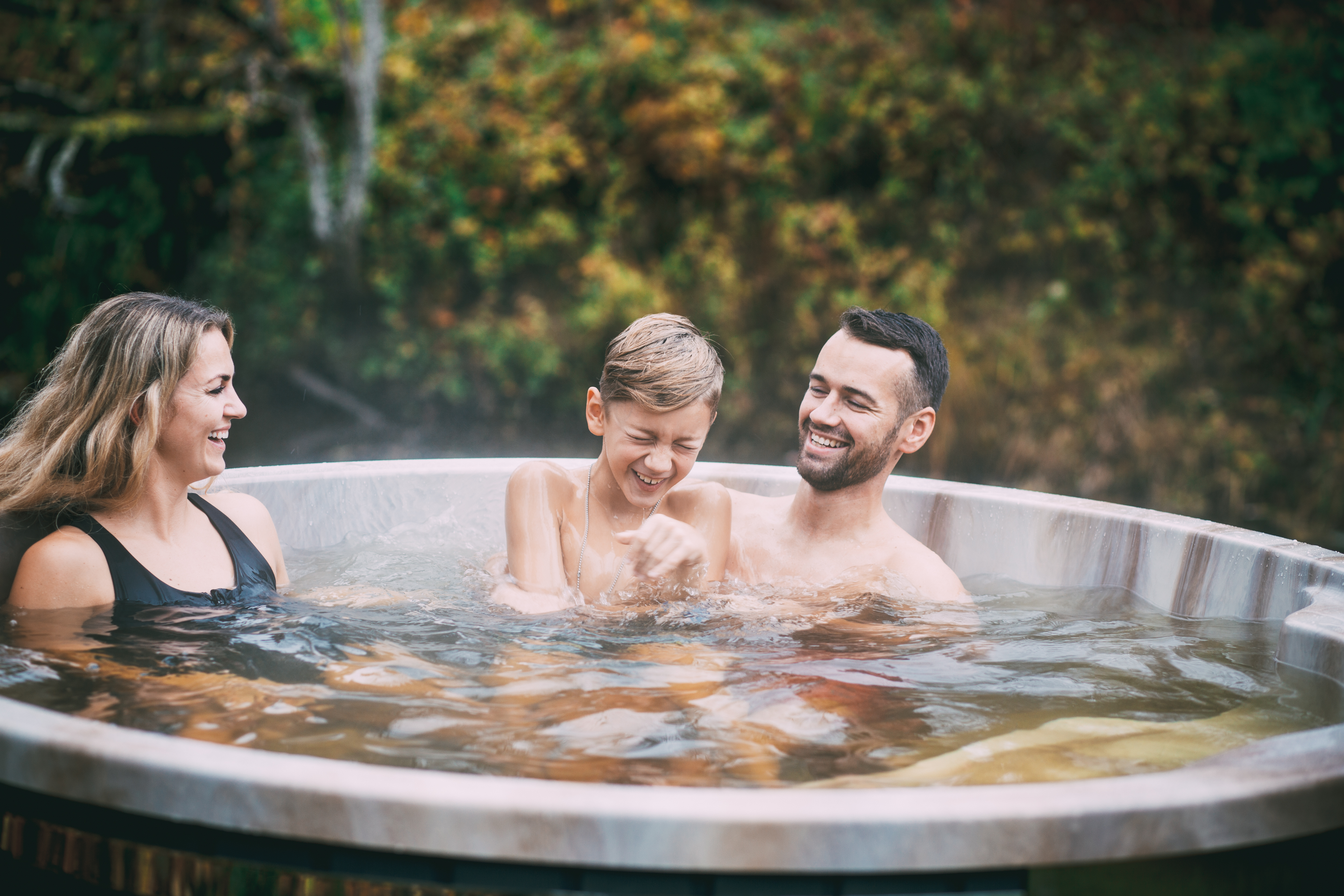 Hot Tub Whirlpool XXL mit Holzofen Minavida CRUISE Pool mit Ofen ökologisch Heizen inkl. LED, Hydromassagedüsen Massagefunktionen Thermoholz 4 Personen Hot Tub Whirlpool XXL mit Holzofen Minavida CRUISE Pool mit Ofen ökologisch Heizen inkl. LED, Hydromassagedüsen Massagefunktionen Thermoholz 4 Personen