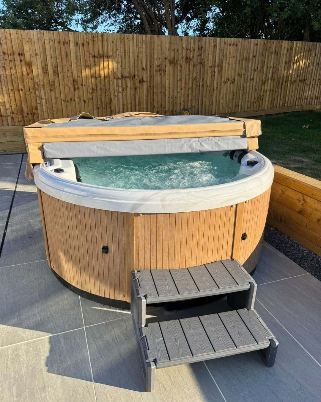 PassionSpa Whirlpool RECHARGE 200 x 200 x 85 cm - XXL / bis zu 7 Personen - Farbe: Braun / Holz