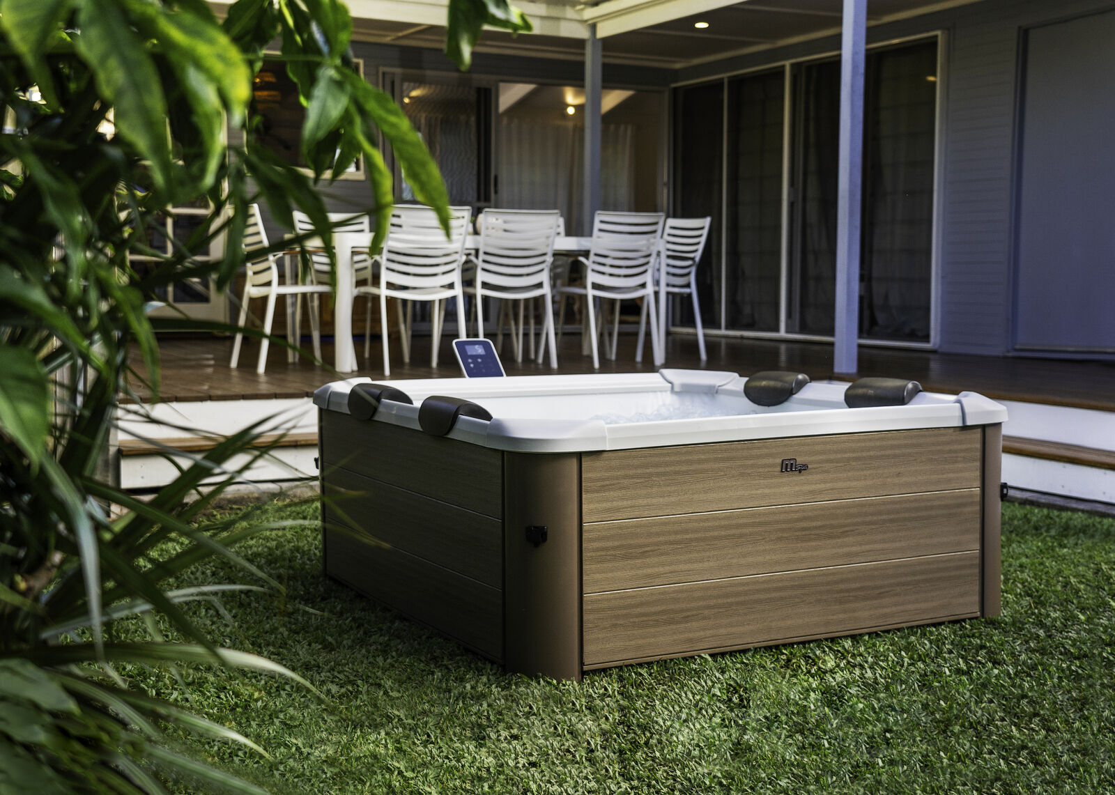 MSpa Whirlpool AMBER Modell 2026 inkl. LED, WiFi, UVC - 120 Luftdüsen, 8 Hydromassagedüsen