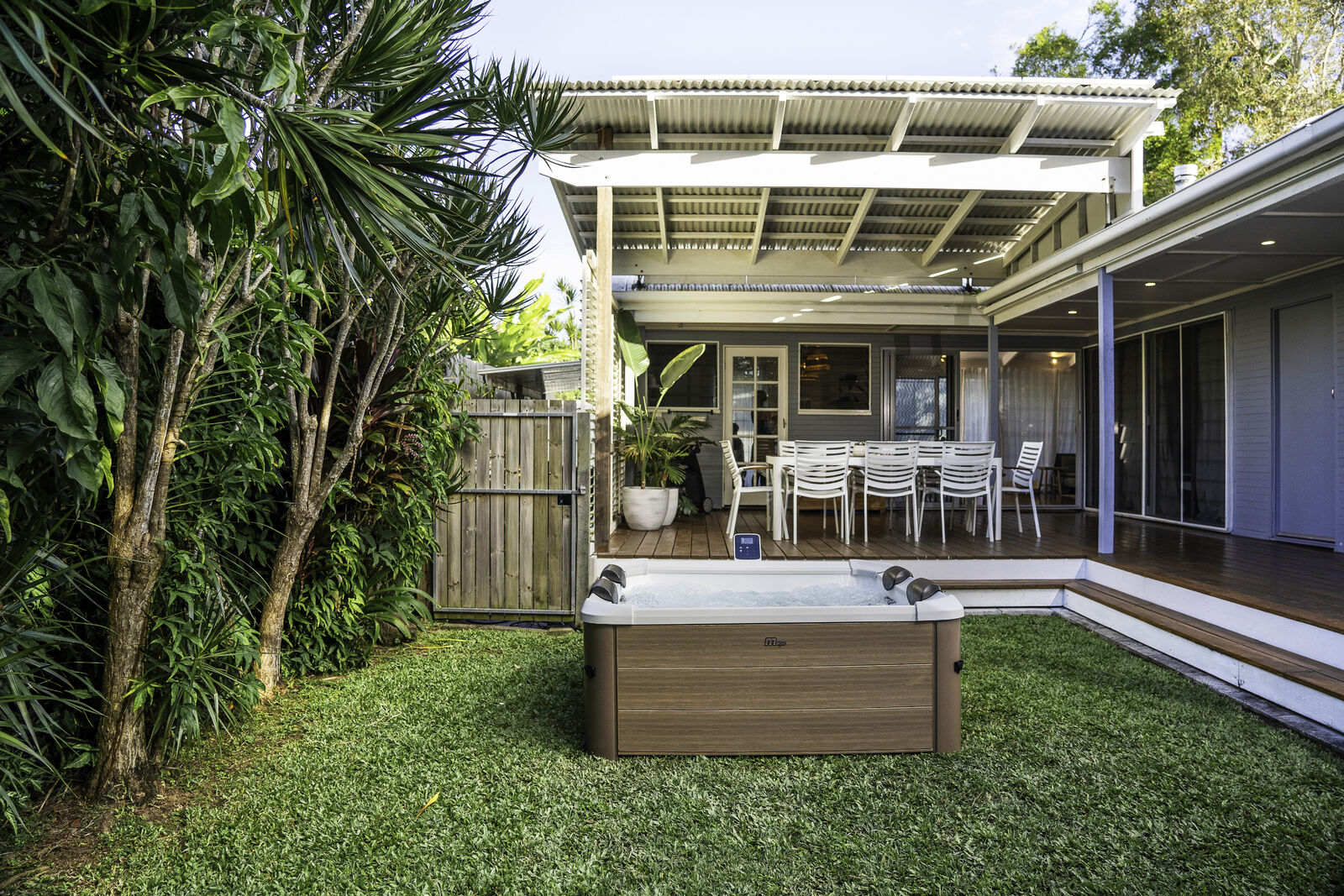 MSpa Whirlpool AMBER Modell 2026 inkl. LED, WiFi, UVC - 120 Luftdüsen, 8 Hydromassagedüsen